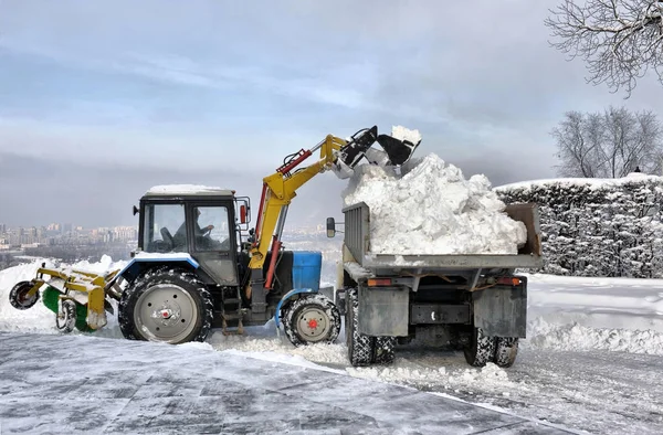 Limpeza e carregamento de neve — Fotografia de Stock