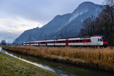 Alpler'de akşam tren