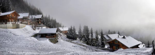 Paysage alpin hivernal à la campagne — Photo