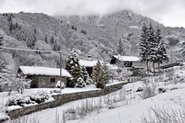 Alplerdeki kış manzarası 