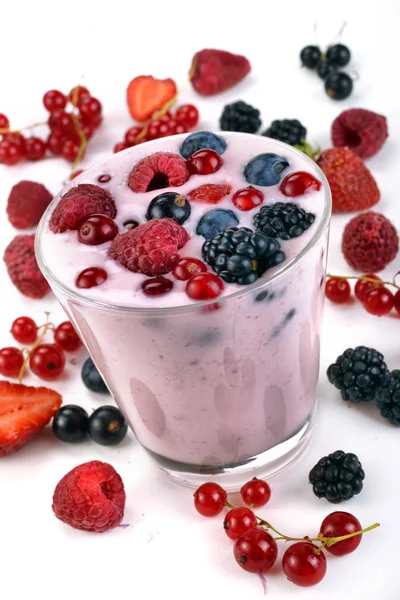 Ягодный йогурт с ягодами в стакане — стоковое фото