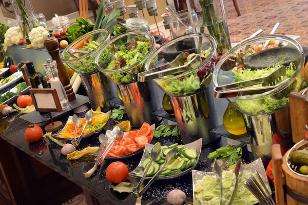Smorgasbord - escolha de comida em um restaurante. produtos hortícolas — Fotografia de Stock