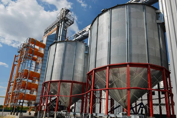 Building Exterior, Storage and drying of grains, wheat, corn, so — Stock Photo, Image