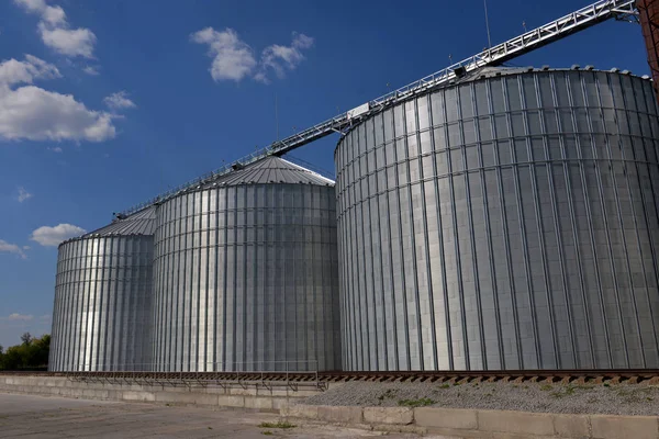 Buitenkant van het gebouw, de opslag en het drogen van granen, tarwe, maïs, zo — Stockfoto