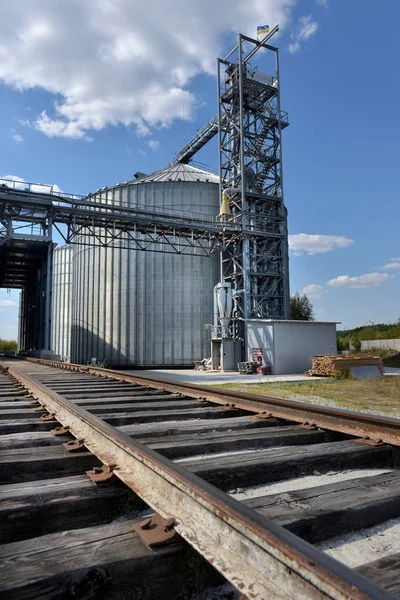 Buitenkant van het gebouw, de opslag en het drogen van granen, tarwe, maïs, zo — Stockfoto