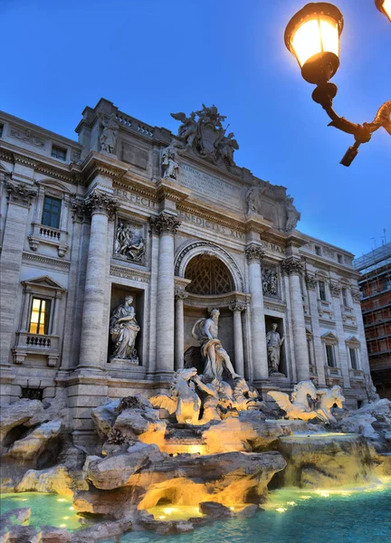 La Fontaine de Trevi (en italien : Fontana di Trevi) à Rome — Photo