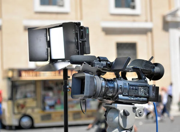 Reportage video shooting in the street — Stock Photo, Image