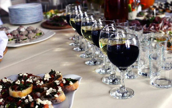 Elegante buffet de frutas servido en la mesa de fiesta de lujo en el restaurante — Foto de Stock