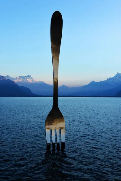 03,01,2017, Swiss, Vevey, Obří ocelové vidlice ve vodě Ženeva la — Stock fotografie