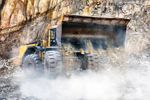 Máquina cargadora de ruedas descargando rocas — Foto de Stock