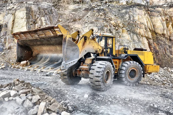 Máquina cargadora de ruedas descargando rocas —  Fotos de Stock