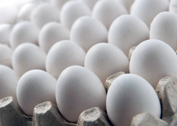 Uovo bianco di pollo in un vassoio a cassetta o scatola di cartone — Foto Stock