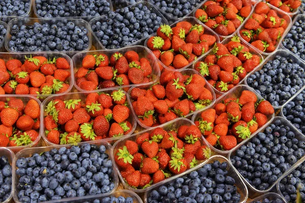 Ripe berries in a plastic container in the store — Stock Photo, Image