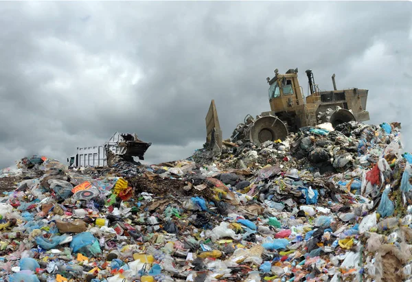 Camion della spazzatura scarico presso la discarica — Foto Stock