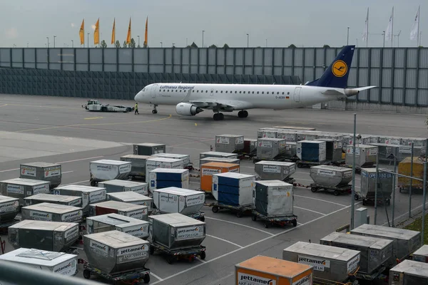 MUNICH, GERMANY, SEPTEMBRE 2014: Lufthansa airbus airplane parke — Stock Photo, Image