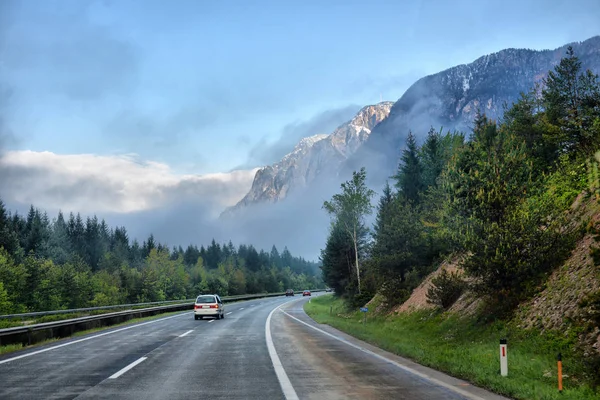 Dálniční silnice v horách — Stock fotografie