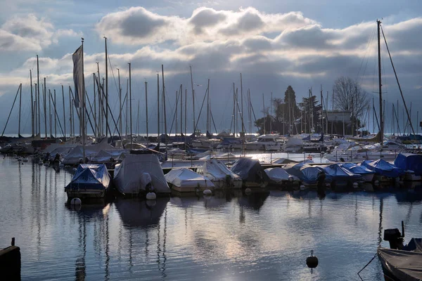 SUIZA, GINEBRA DEL LAGO, 06, YANUARIO, 2017, Yates en el estacionamiento de invierno l —  Fotos de Stock