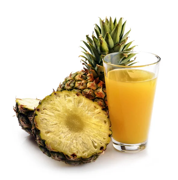 Ananas, fruit en een glas ananassap — Stockfoto