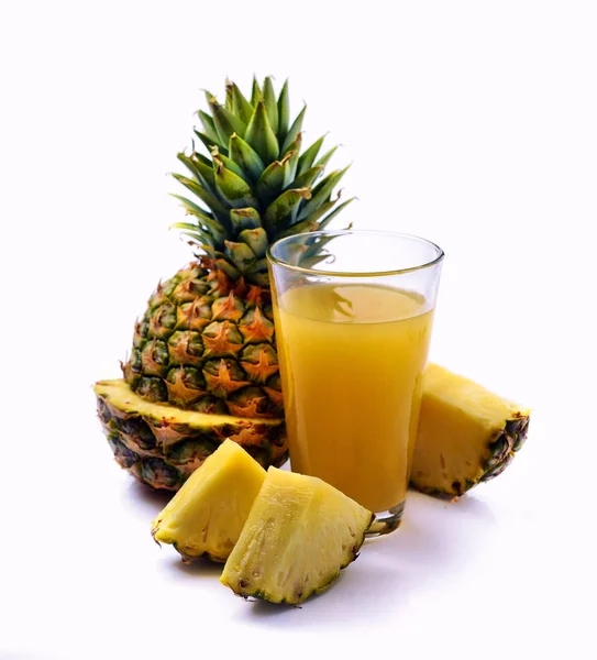 Ovoce ananas a sklenici ananasového džusu — Stock fotografie