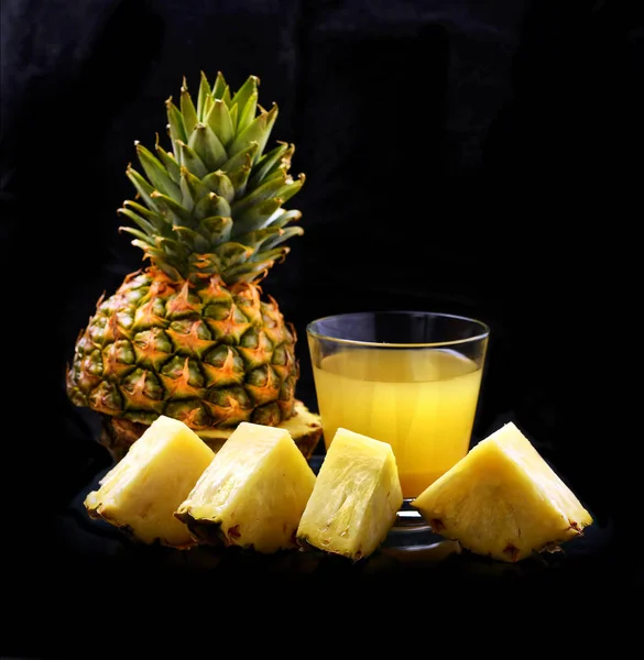 Ovoce ananas a sklenici ananasového džusu — Stock fotografie