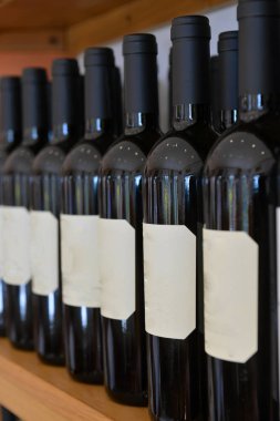 Şişe kırmızı şarap şarap raf mağaza