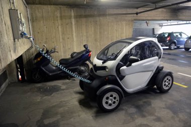Park yerinde bir elektrikli araba şarj