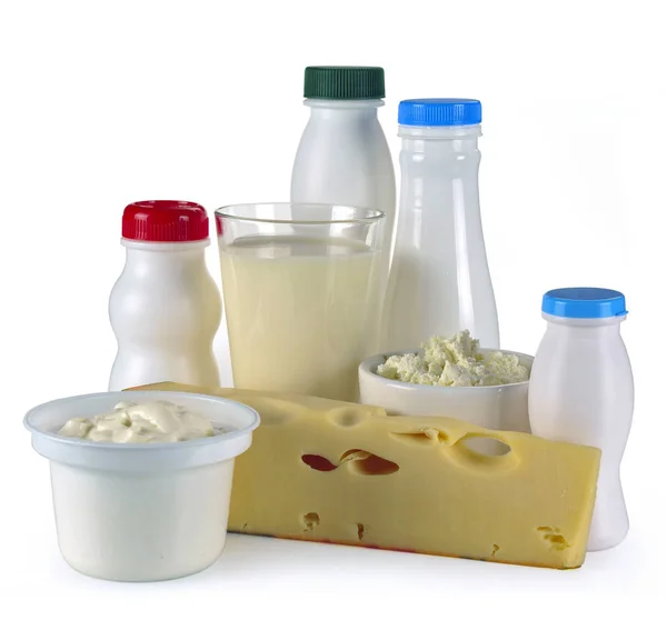 Beyaz bir arka plan üzerinde lezzetli sağlıklı süt ürünleri — Stok fotoğraf