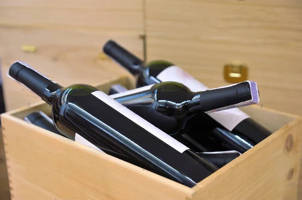 Bottle of red and white wine in wooden box — Stock Photo, Image