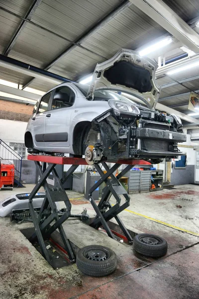 Seregnio, Italië, April 2014: auto in de garage met speciale equipmen — Stockfoto