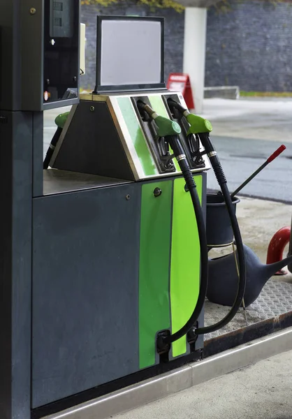 Bir benzin istasyonunda yakıt bașlık — Stok fotoğraf