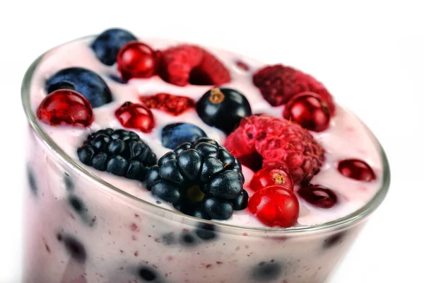 Café da manhã saudável de iogurte e bagas frescas — Fotografia de Stock