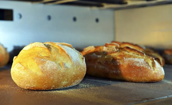 Bochenek chleba jest pieczone — Zdjęcie stockowe