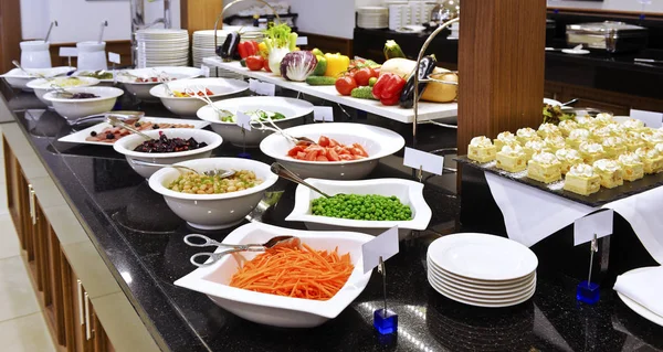 Smorgasbord - elección de comida en un restaurante —  Fotos de Stock