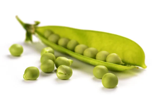 Peulen van groene erwten geïsoleerd op een witte achtergrond. Groene rijp fr — Stockfoto