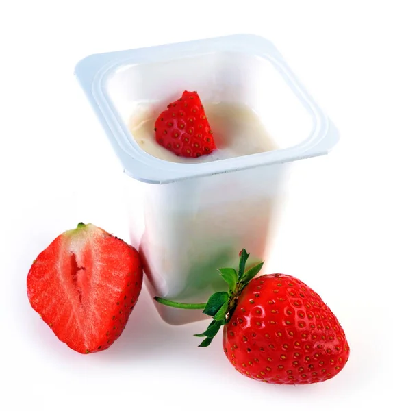 Joghurt und reife Erdbeeren — Stockfoto