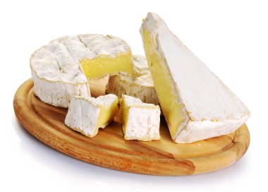 Camembert peyniri ve brie ahşap tahta üzerinde