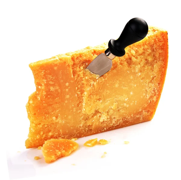 Pedazo de queso parmesano italiano con un cuchillo — Foto de Stock