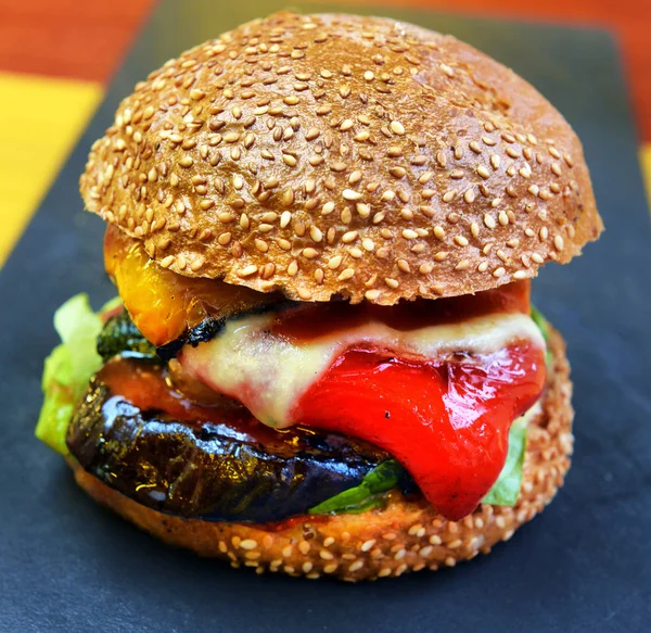 Vegan veggies hamburger with nut sauce and crispy baked aubergin — Stock Photo, Image