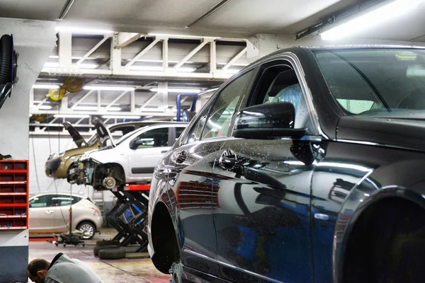 Bil i garage med särskild utrustning för reparation — Stockfoto