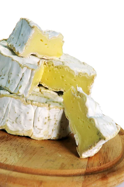 Τυρί καμεμπέρ σε ξύλινη σανίδα — Φωτογραφία Αρχείου
