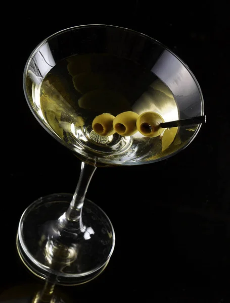 Detail ze suché martini s zelenými olivami — Stock fotografie