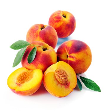 Beyaz arka planda yeşil yapraklı taze şeftali