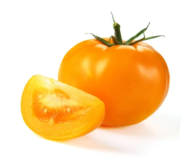 Gelbe Tomate mit Scheiben und Wassertropfen — Stockfoto