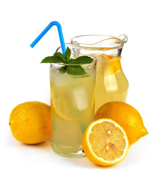 水罐和水果中的柠檬果汁 — 图库照片