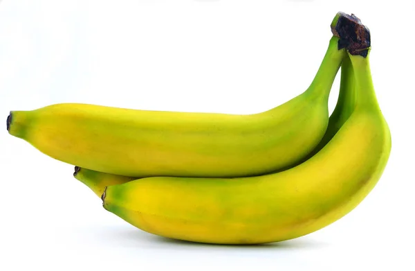 Куча желтых бананов выделена на белом фоне . — стоковое фото