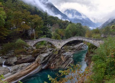 Çift kemer taş Roma köprüsü Ponte dei Sal turistler hayran