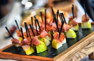 Ikram Servisi. Restoran tablo Event'de yiyecek ile. 