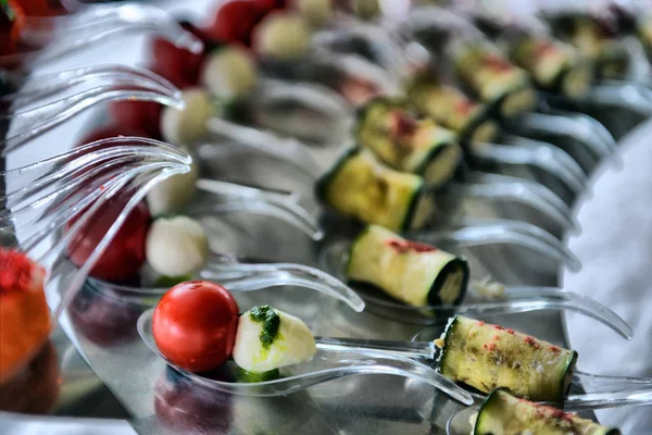Servicio de catering. Mesa de restaurante con comida en el evento — Foto de Stock