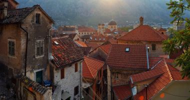 Kotor tarihi kent tarihi turuncu kiremitli Roo ile havadan görünümü
