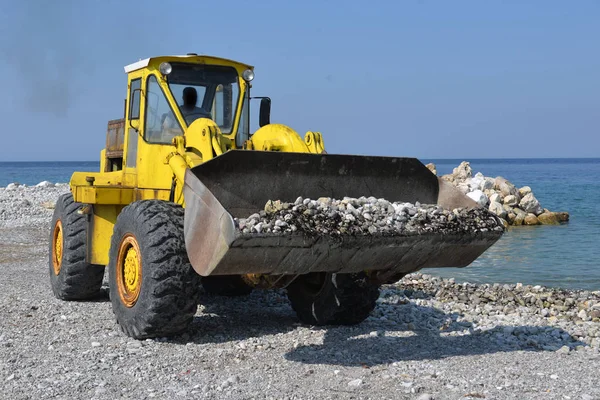Montones de guijarros arrojados en la orilla de la playa se reponen y ensanchan . —  Fotos de Stock